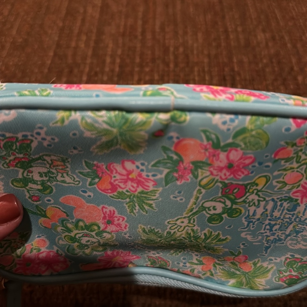 DISNEY x LILLY PULITZER Wristlet Bag Lilly Loves Disney - Picture 10 of 12